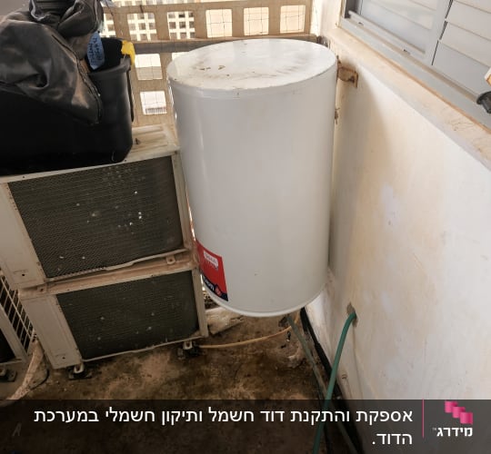 דוד שמש לבן מותקן על קיר עם צינור ירוק